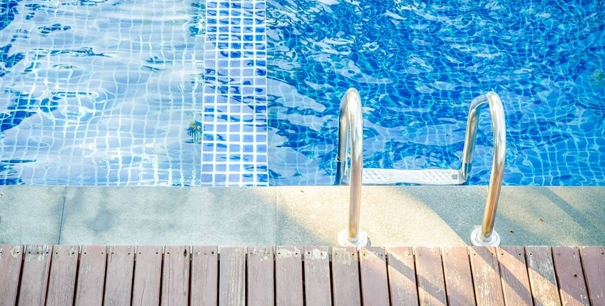 Essential Swimming Pool Maintenance – How to Paint It?